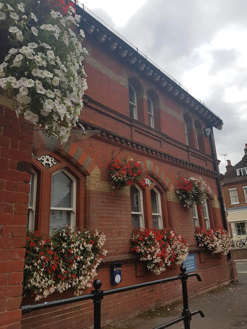 -flowers_on_the_aar_exterior_windows